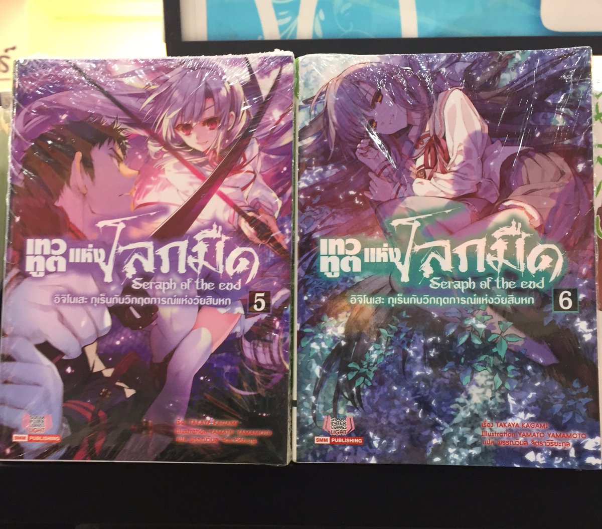 __HShinya's tweet photo. ฝากนิยายเล่ม 6 ที่เพิ่งออกมาด้วยล่ะ แล้วก็...ก่อนซื้อเล่ม 6 ก็ต้องซื้อเล่ม 5 ด้วยนะ https://t.co/w0M2dDl8WY