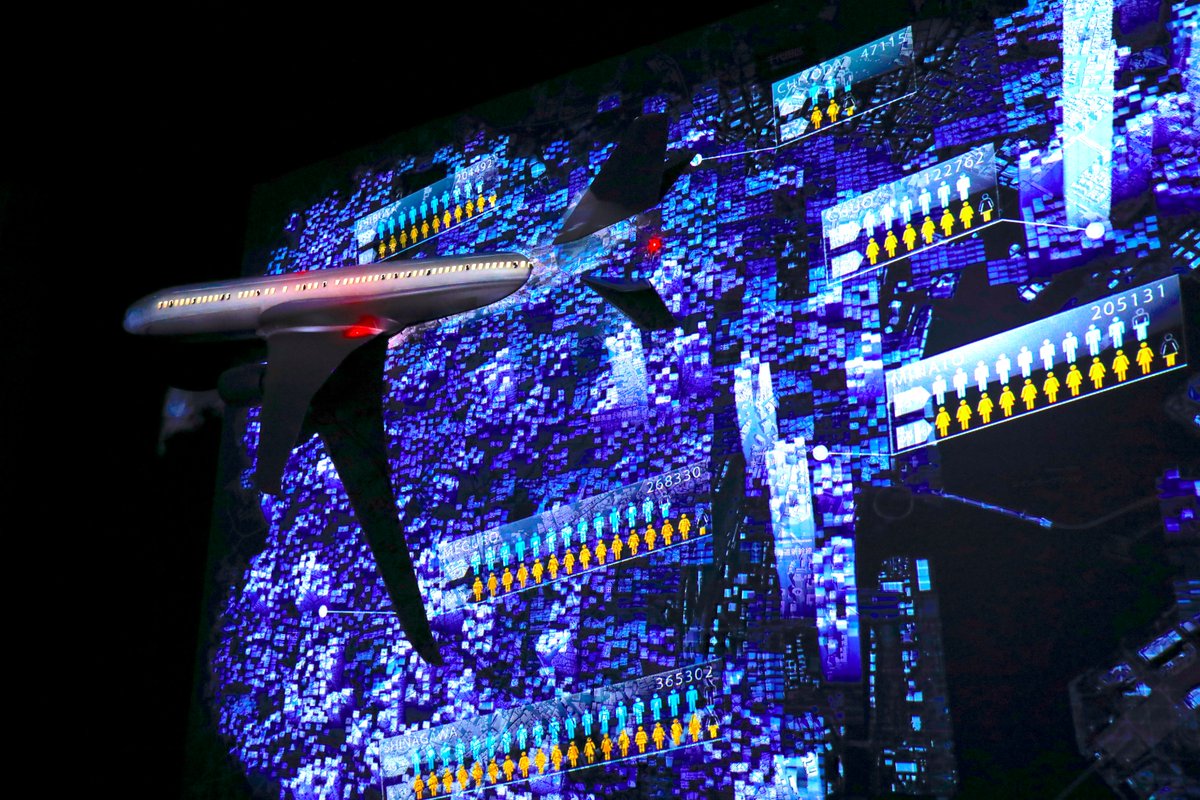 Naked Inc ネイキッド Twitterren Tokyoartcitybynaked 東京俯瞰図 Tokyo Art City By Naked では 地図も作品の一つに 東京の天気とリアルタイムで連動して地図 上に雨が降ったり 車の灯りが軌跡となり道が光ったり グラフィックアートで東京の地図を