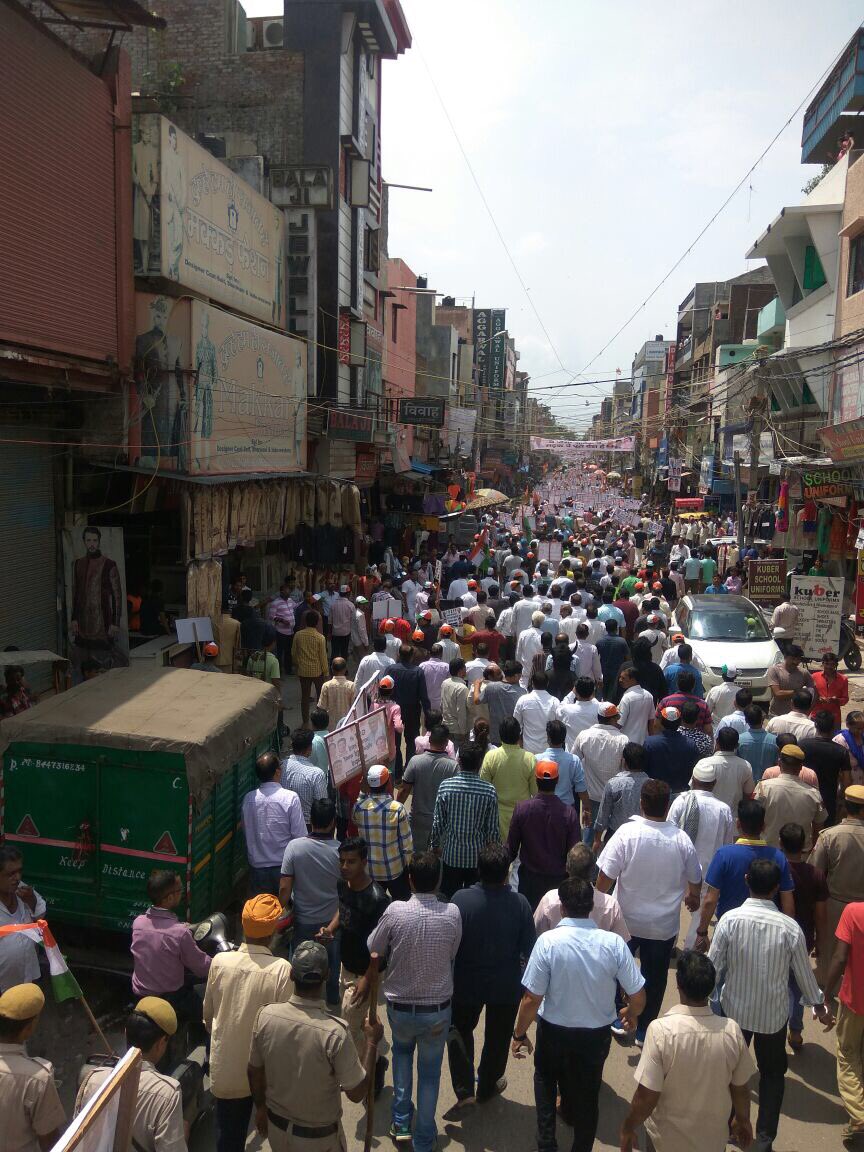 ajaymaken's tweet photo. गॉंधी नगर कपड़ा मार्केट में आज का दूसरा प्रदर्शन

मंहगाई कैसे करें सहन
GST एवं महंगाई का पुतला देहन।

आज से दिल्ली के 42 प्रमुख मार्केटों मे https://t.co/YdredwHJy5