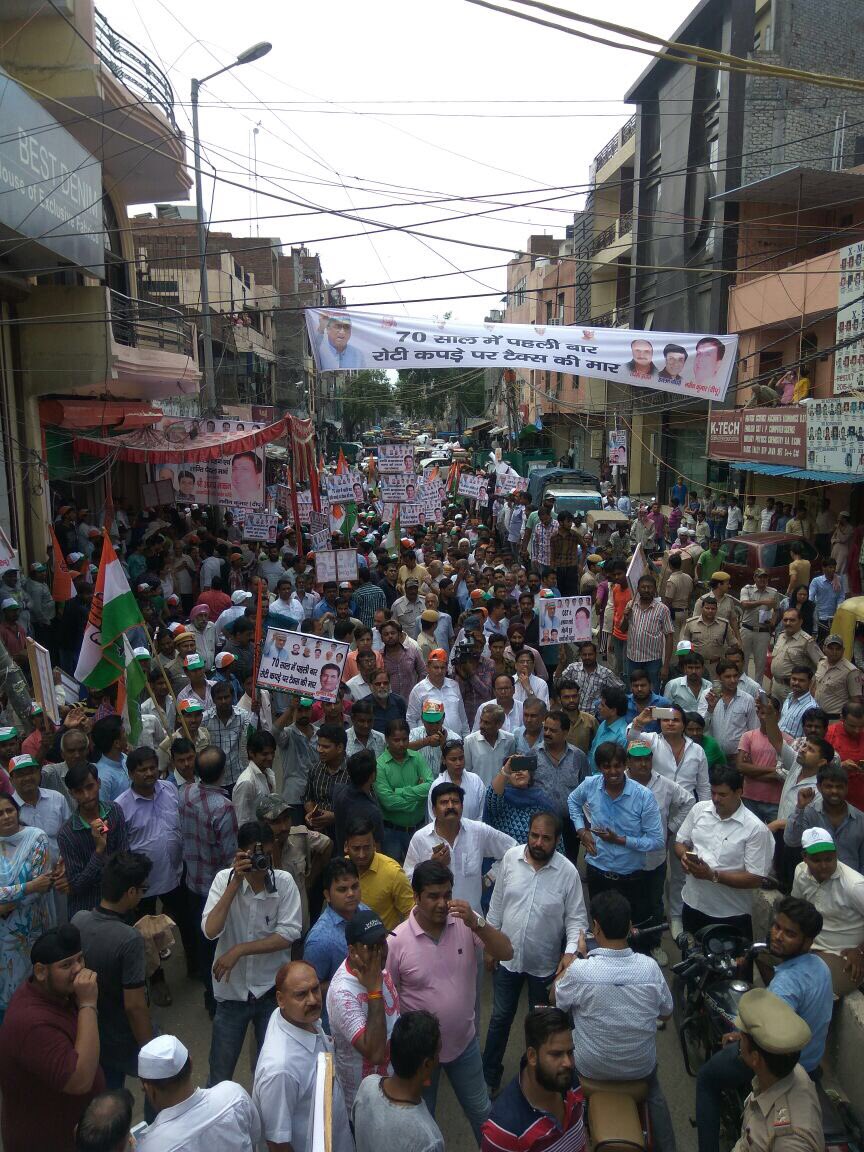 ajaymaken's tweet photo. गॉंधी नगर कपड़ा मार्केट में आज का दूसरा प्रदर्शन

मंहगाई कैसे करें सहन
GST एवं महंगाई का पुतला देहन।

आज से दिल्ली के 42 प्रमुख मार्केटों मे https://t.co/YdredwHJy5