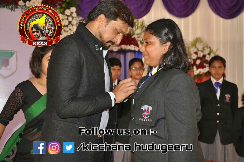 Kicchanahudgiru's tweet photo. Exclusive pictures..๐๐๐
Namma @KicchaSudeep boss with #Saanvi @iampriya06
#SchoolPerfect #ProudMoment
Follow >> @KHKSSS https://t.co/mCS5o8kcIT