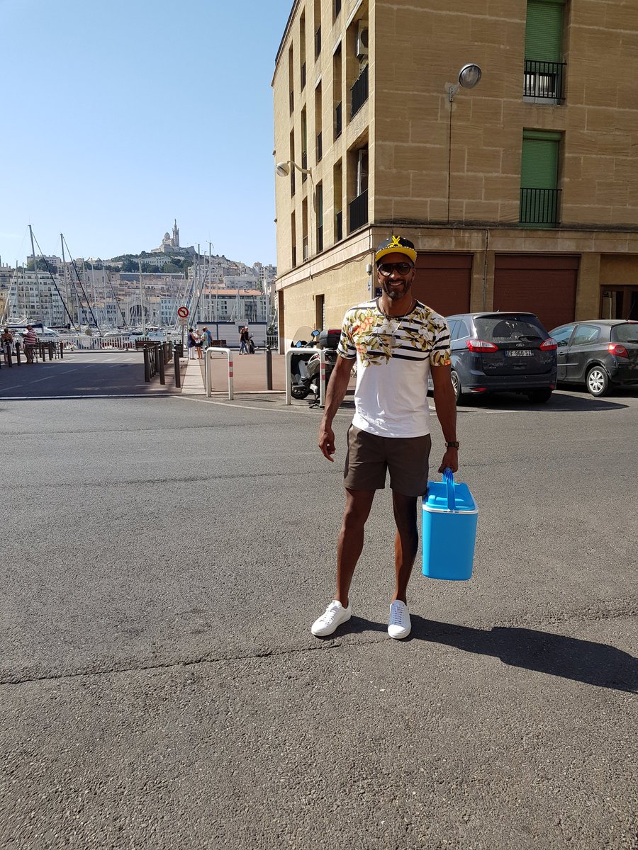 BeyeHabib's tweet photo. Y'a pas que #Bielsa qui a la glacière à Marseille 😁 Biba aussi @Evacelyne https://t.co/TdpTP9NB54