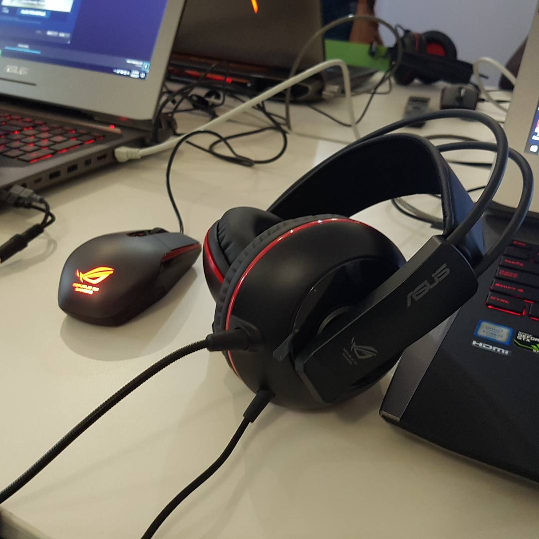 GrimBanshee's tweet photo. Big ups to @goethejoburg for embracing PC gaming and #PS4 VR! #gamifygoethe #gaming #library spotted some @ASUS_za swag in there too β€π₯π https://t.co/KM1kuUColH