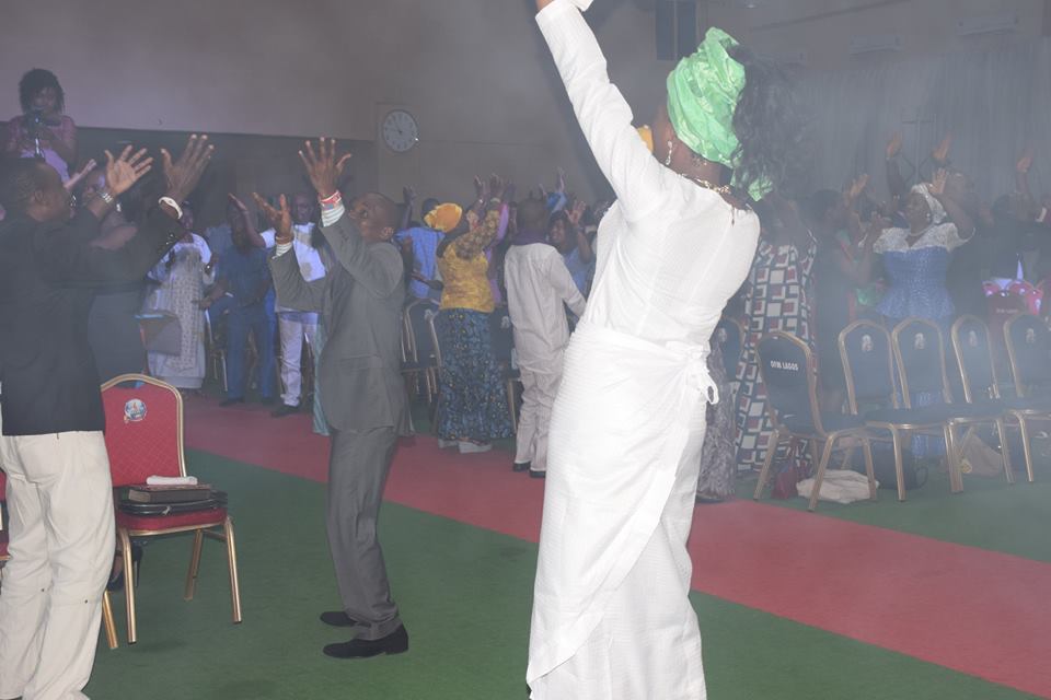 ofmlagos's tweet photo. Sis. Peace leads the church in a praisefest
#ofmlagos
#9SundaysofDivinePossibilities
#SundayJuly30 #2017
#TaggedGodCan #Jehovahthedoctor https://t.co/NjUUVZ44K3