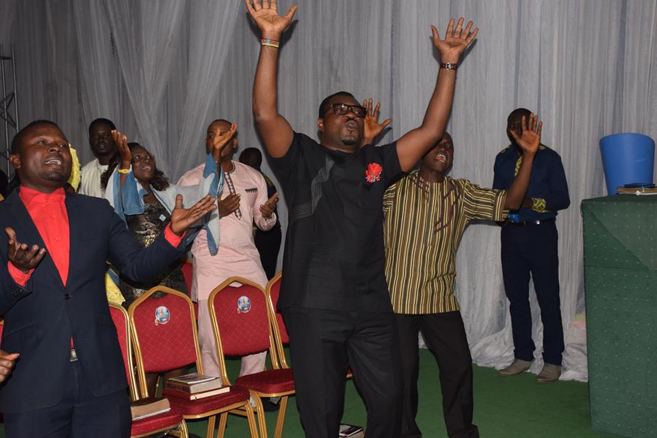 ofmlagos's tweet photo. Sis. Peace leads the church in a praisefest
#ofmlagos
#9SundaysofDivinePossibilities
#SundayJuly30 #2017
#TaggedGodCan #Jehovahthedoctor https://t.co/NjUUVZ44K3