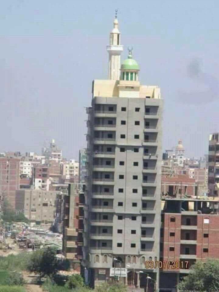 المقاول ده هو اللي وهو صغير ف المدرسة كان بيقول مترميش الشنطة بتاعتي عشان فيها كتاب دين