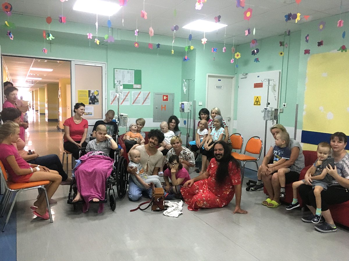 carnavalLbn's tweet photo. #CarnavalSztukmistrzów artists visited children in oncology unit in hospital for children to bring joy the ones who need it most. https://t.co/Tyj04iwl2O
