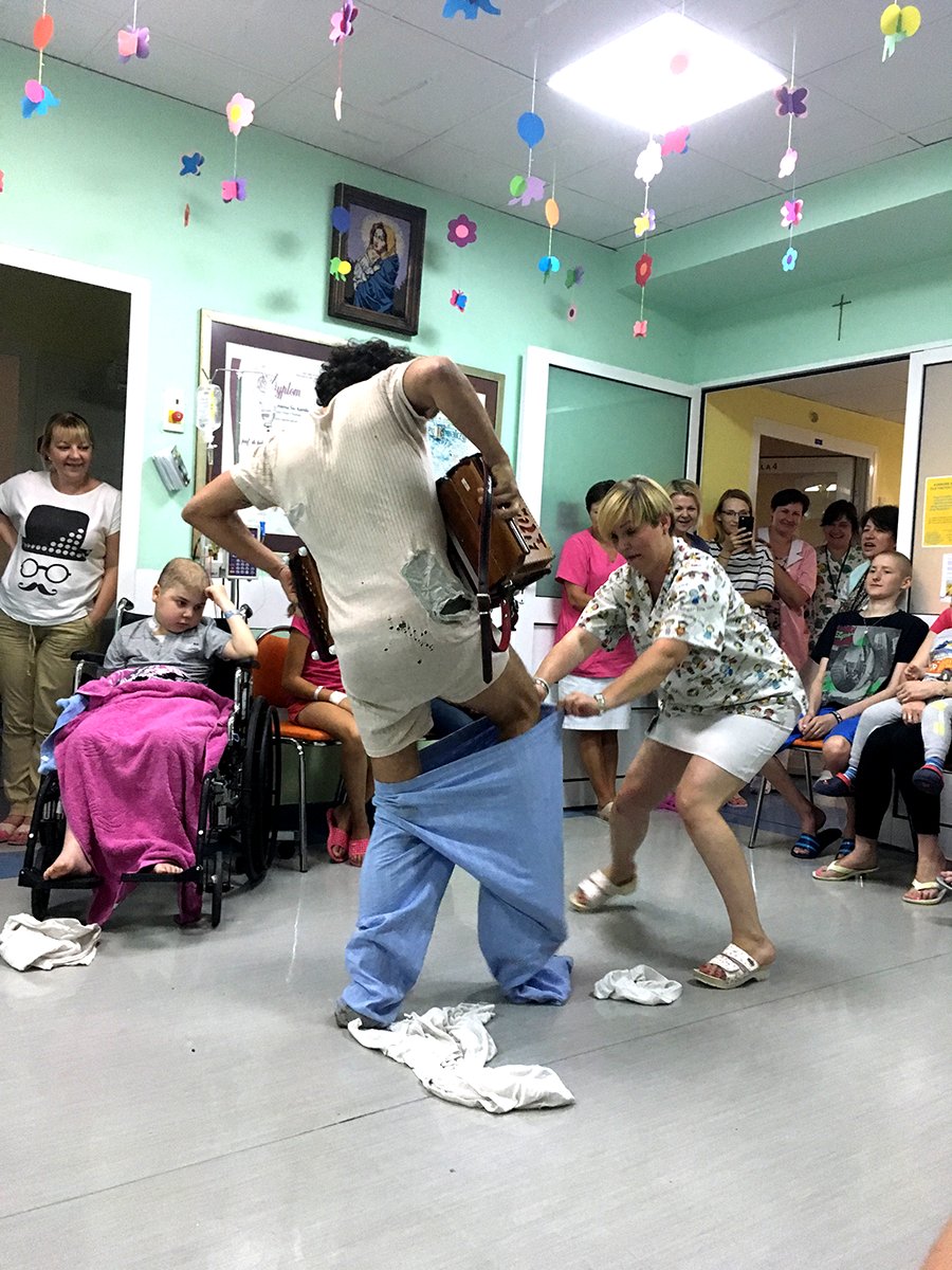 carnavalLbn's tweet photo. #CarnavalSztukmistrzów artists visited children in oncology unit in hospital for children to bring joy the ones who need it most. https://t.co/Tyj04iwl2O