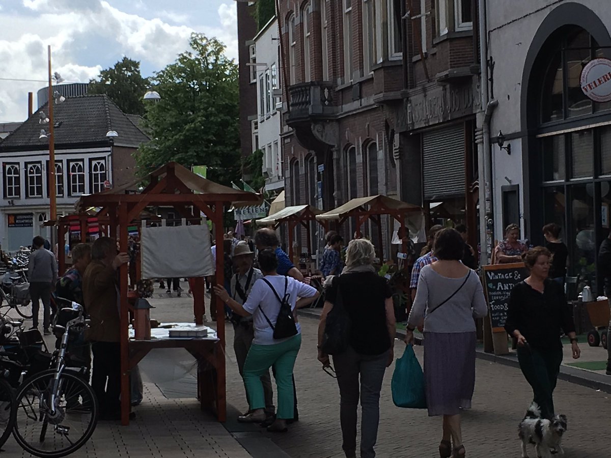 erikderidder's tweet photo. Leuke sfeer bij #Dwalerij tijdens de @KermisinTilburg vanochtend. Zo laat binnenstad #Tilburg de vele gezichten en kleuren zien @OFtilburg https://t.co/aIDegxHmM0