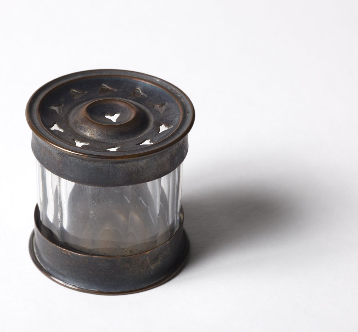 TheJohnRylands's tweet photo. Elizabeth Gaskell’s writing equipment (19th century). Elizabeth began to write after the death of her baby son William in 1845 #jrlobjects https://t.co/mED4tfyxtX