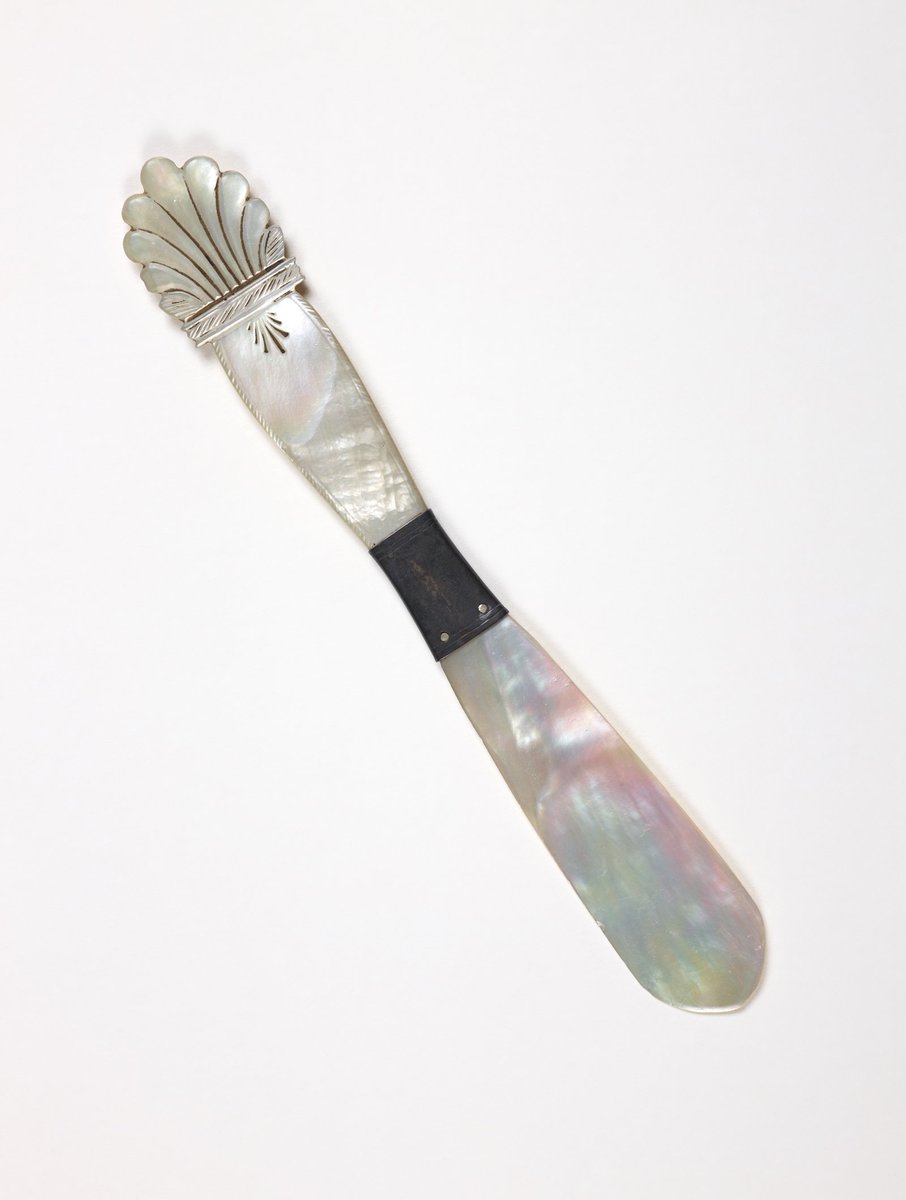 TheJohnRylands's tweet photo. Elizabeth Gaskell’s writing equipment (19th century). Elizabeth began to write after the death of her baby son William in 1845 #jrlobjects https://t.co/mED4tfyxtX