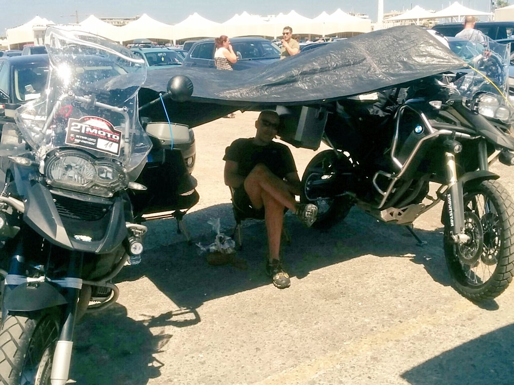 75granizo's tweet photo. Españoles por el mundo. #Bari #AlbaniaPorCaminitos #followTheRedLight https://t.co/cFfkEcjZWE
