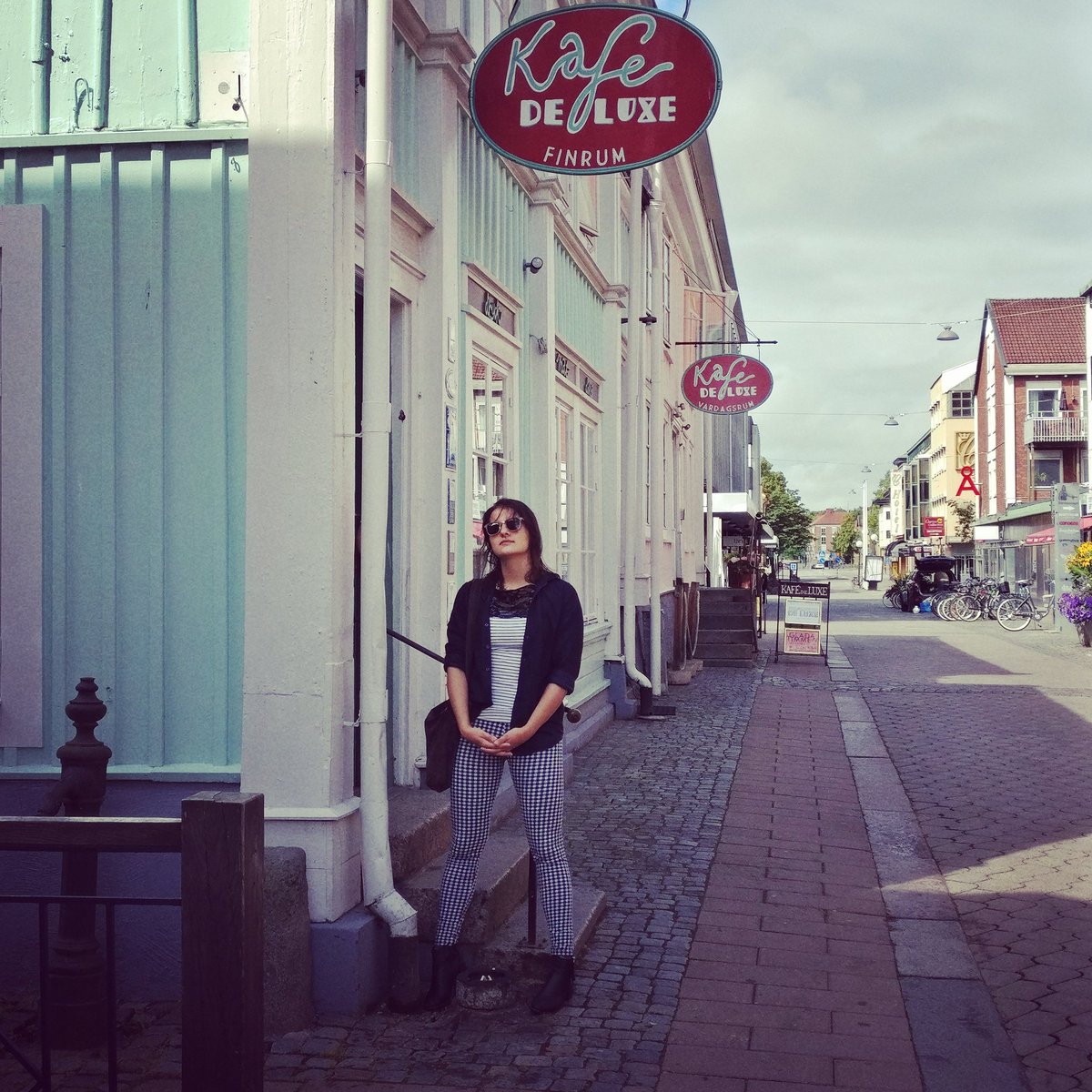 Here ye, here ye, <a href="/kafedeluxe/">Kafé de luxe</a> kl. 20 ikväll, be there or be square. facebook.com/events/4155573…