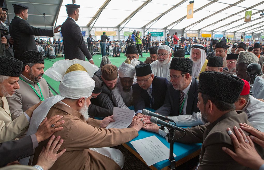 ReviewReligions's tweet photo. One of the highlights of #JalsaUK is the pledge of allegiance, also known as Bai’at, performed at the hand of Hazrat Khalifatul Masih. https://t.co/fEDrXwRIua