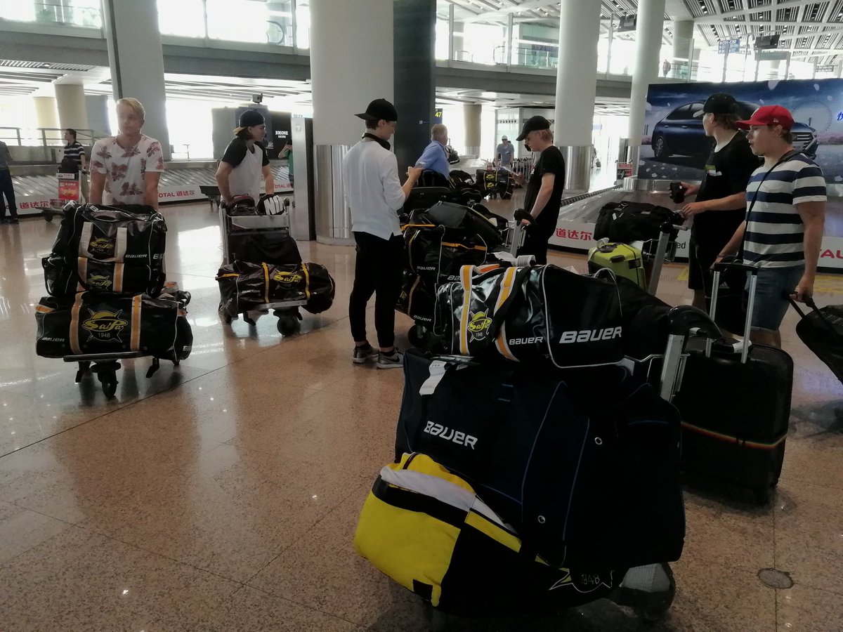 Liiga_SaiPa's tweet photo. #MeidänNuoret Pekingissä ja kaikki varusteetkin löytyivät pienellä etsimisellä. #SaiPa https://t.co/Rk6TVW7t3V