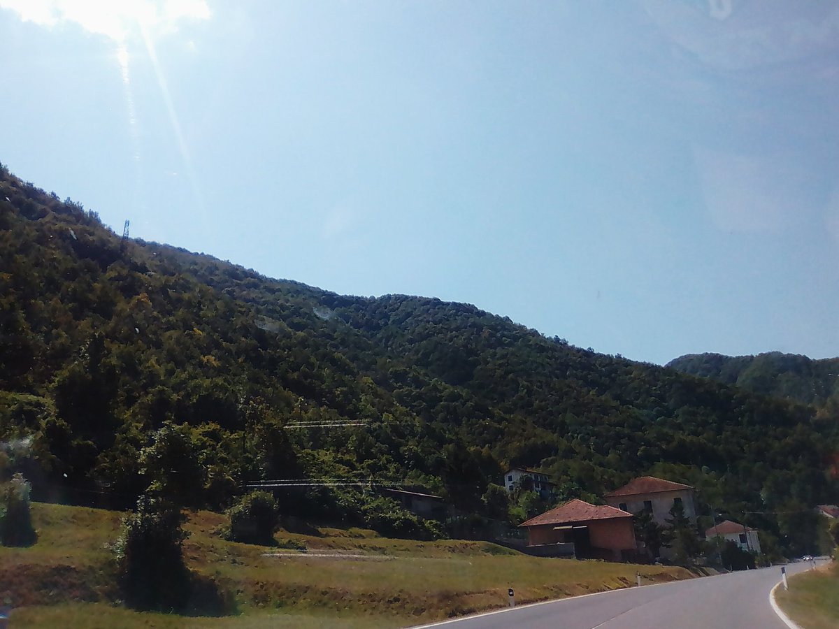 SimonaSr29's tweet photo. Prendere una stradina e trovarsi in #liguria ..accade solo in #piemonte ..
#confini #stradadelsale #Appenniniliguri ❤😉 https://t.co/ws5jkoUGgY