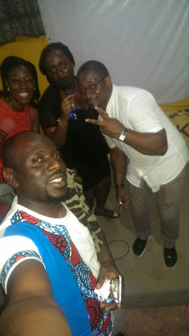 CresyCard's tweet photo. [ #SnuggUp ] Hier soir, soirée #karaoké pour quelques membres #Snuggig à Douala. Dans Snuggig, le micro ne nous fait pas peur #TheNoise https://t.co/BOMTalcHlE