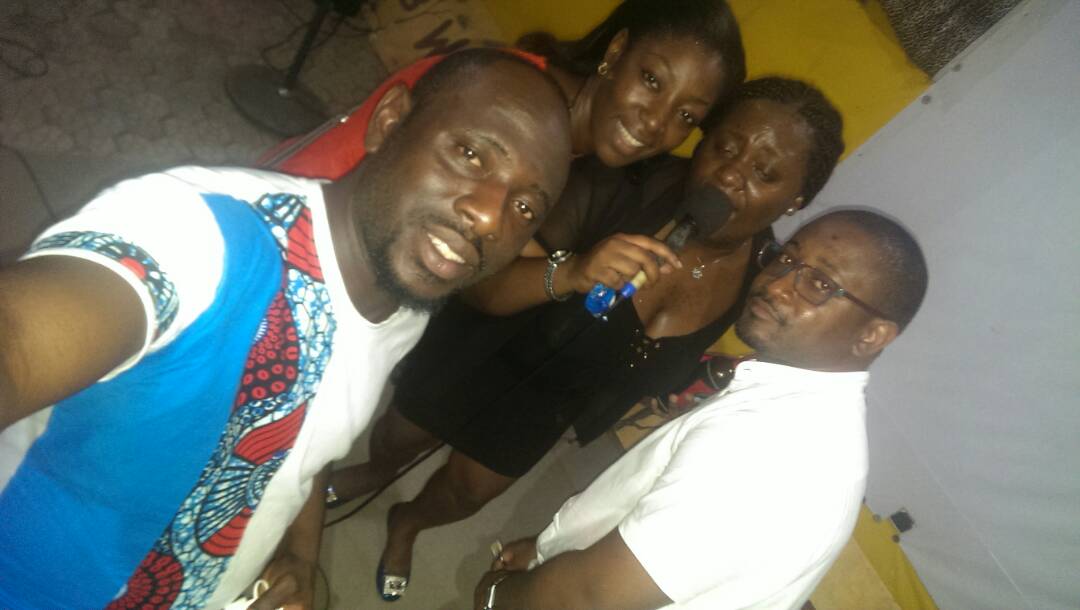 CresyCard's tweet photo. [ #SnuggUp ] Hier soir, soirée #karaoké pour quelques membres #Snuggig à Douala. Dans Snuggig, le micro ne nous fait pas peur #TheNoise https://t.co/BOMTalcHlE