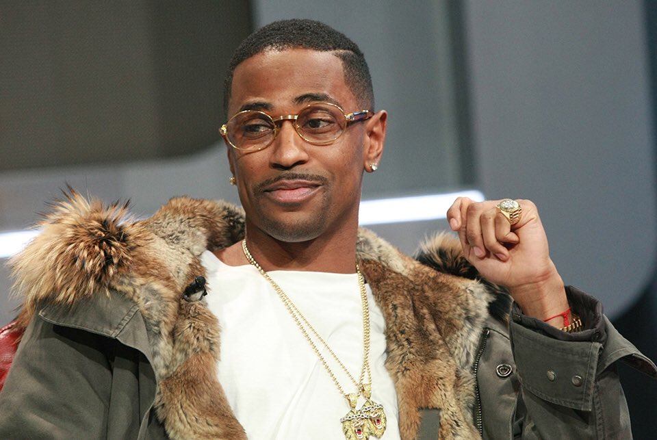 Most girls cry &amp; refuse when Parents send em to buy 10kg gas or 25kg maize meal, but on the bed they carry sugar daddies that weigh 80kg 😯😂