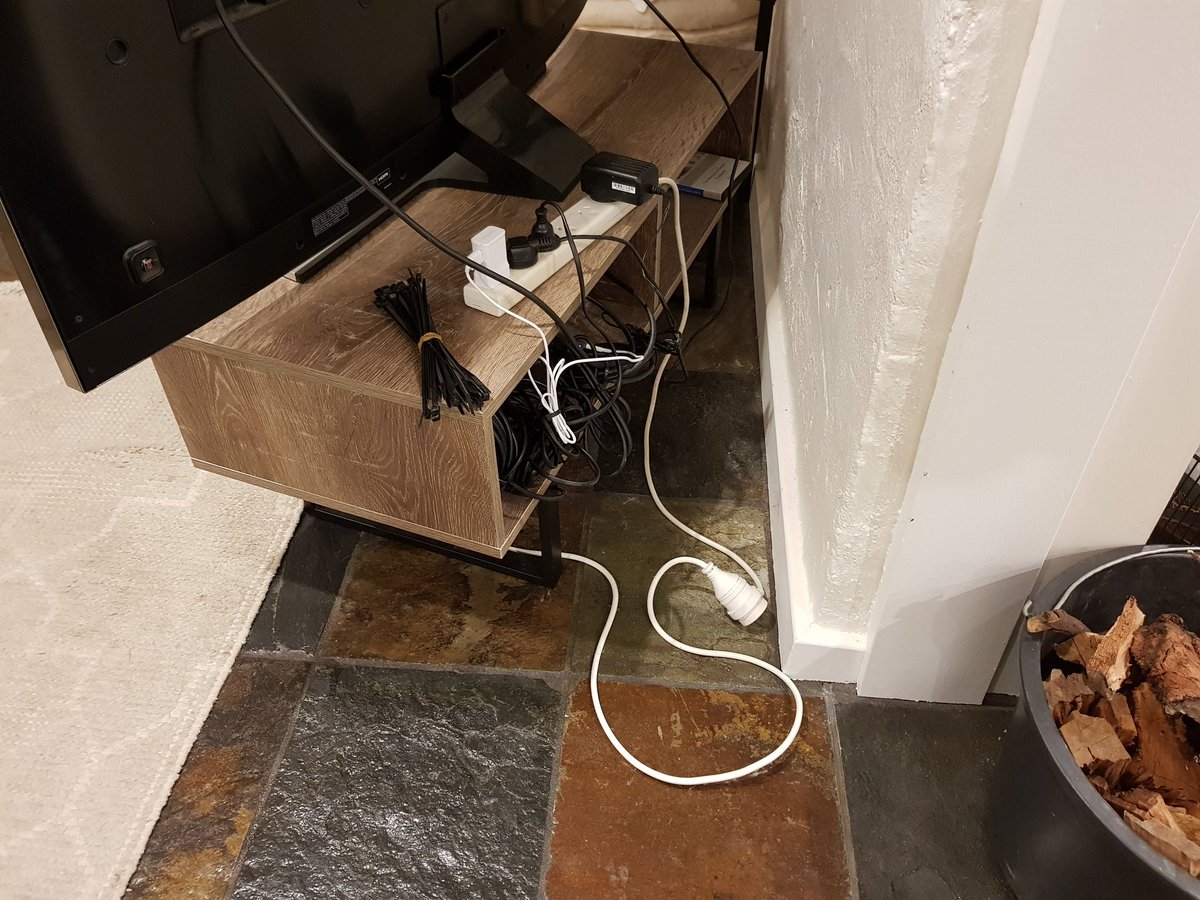 charlietech's tweet photo. Discovered why my #chromecast was offline. I love lazy Sundays #cablecleanup https://t.co/2WCvVary8T