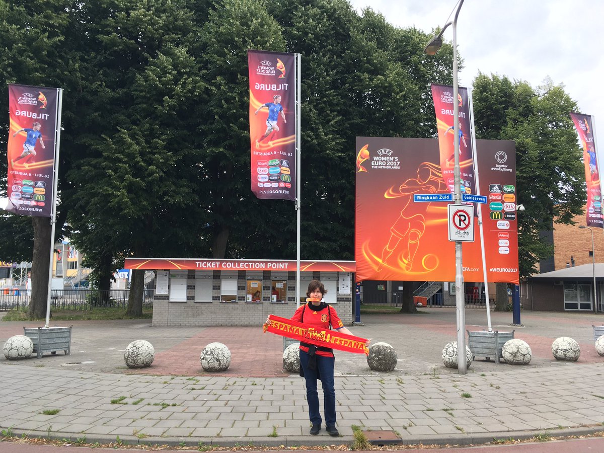 almuTwiteando's tweet photo. Pues ya estamos aquí! Por nosotras que no sea! #WEURO2017 #JugarLucharYGanar https://t.co/T36OZGc2YC
