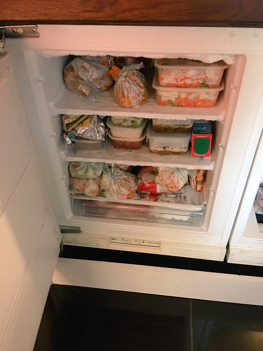 BeckiDibs's tweet photo. #NoTime #madetime to #Diet so cooked 30 @SlimmingWorld dinners at once #Preparation #determined even cooked the cats 🐱 fish and spinach too! https://t.co/3QPZ3jEZb9