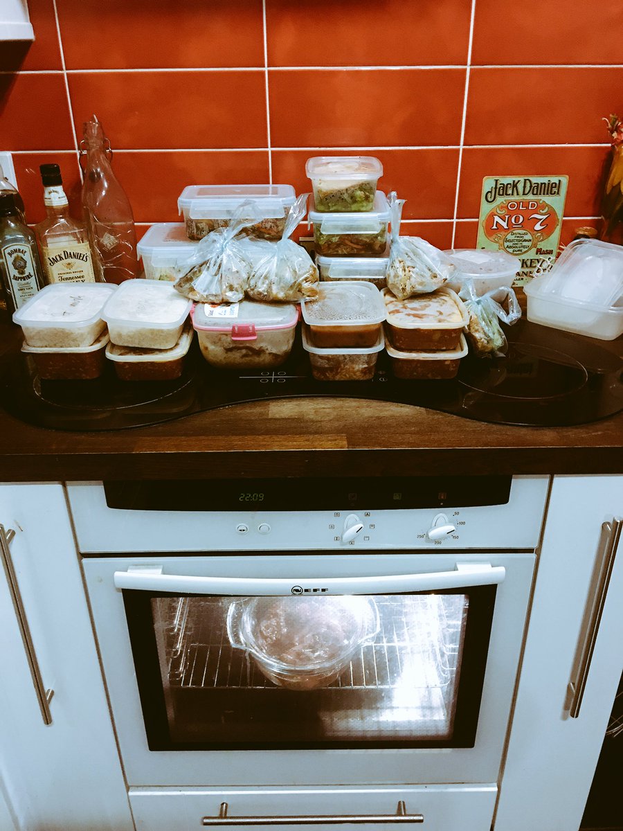 BeckiDibs's tweet photo. #NoTime #madetime to #Diet so cooked 30 @SlimmingWorld dinners at once #Preparation #determined even cooked the cats 🐱 fish and spinach too! https://t.co/3QPZ3jEZb9
