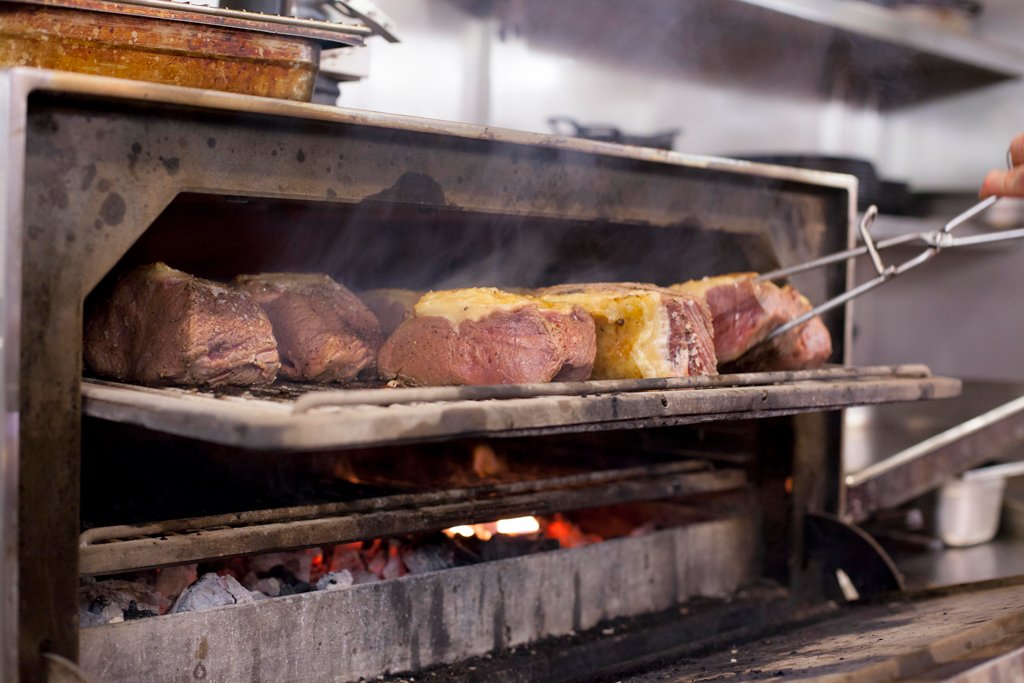 aesurcouf's tweet photo. Sunday Roast almost ready...#jerseyCI #foodsupplier #guernseyci #inspiration #foodpic #beef #sundayroast #localbutchers https://t.co/0Fufj1asOq
