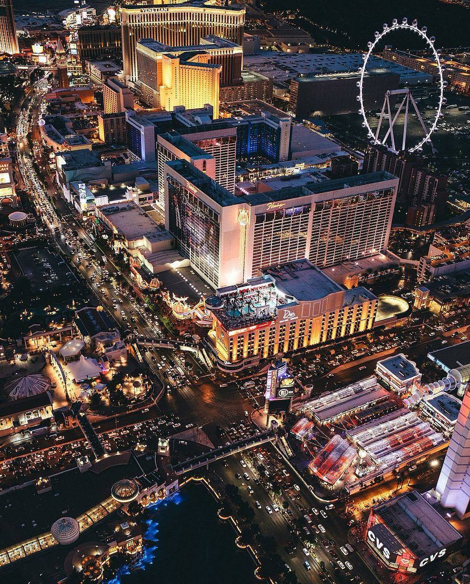 LasVegas_'s tweet photo. Always high in Las Vegas🚁
📸@luther.redd @maverickhelicopters https://t.co/JDPCWnVUcI