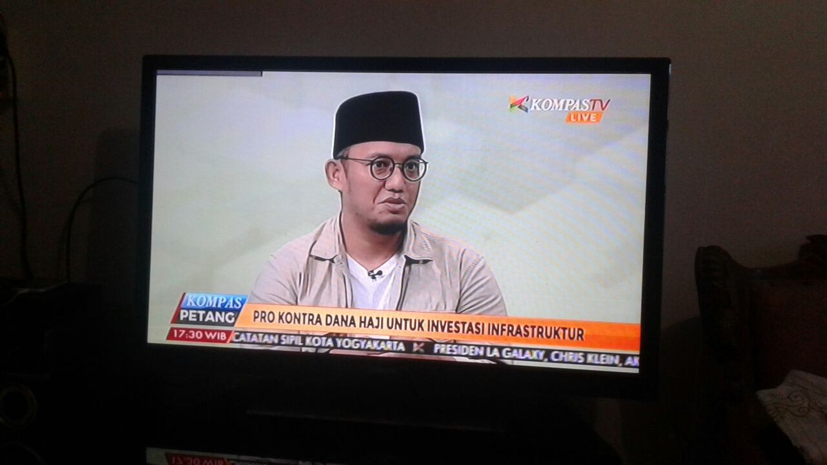 Erlangga_211's tweet photo. Dosen gue nih bang @Dahnilanzar tampil di kompas tv jadi narasumber ttg topik "dana haji" sukses dan salut 😊 https://t.co/wnre8RVdsO