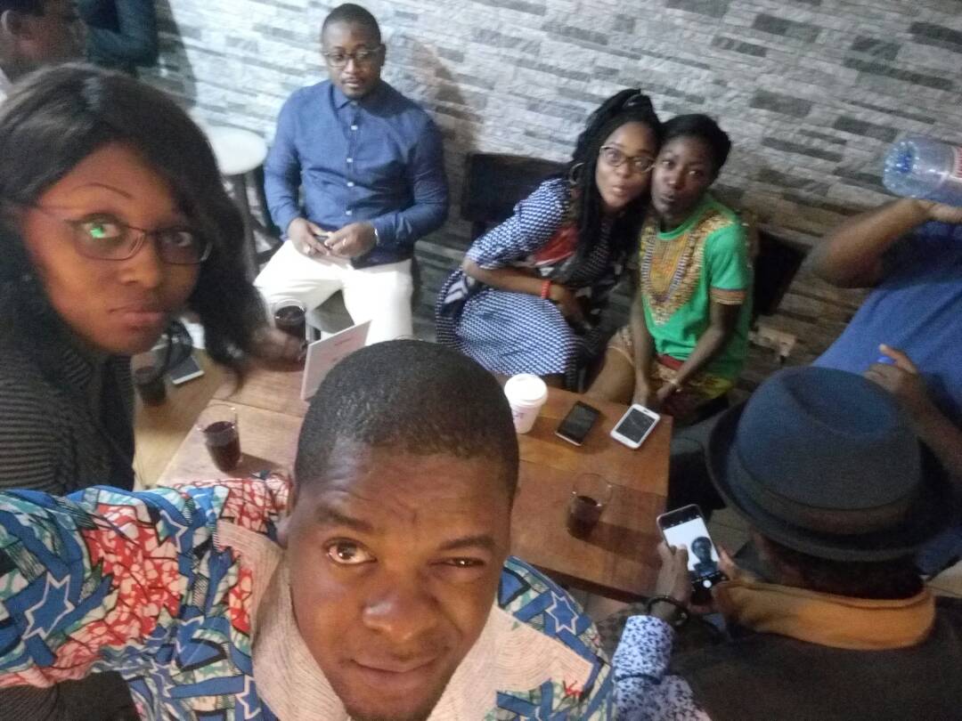 CresyCard's tweet photo. [ #SnuggUp ] Un vendredi #selfie au @RootCafe_ lors de la rencontre #Snuggig . The smiles on these pictures can tell you all 😊☺. 
#Meetup https://t.co/JKRA7KQ6wV