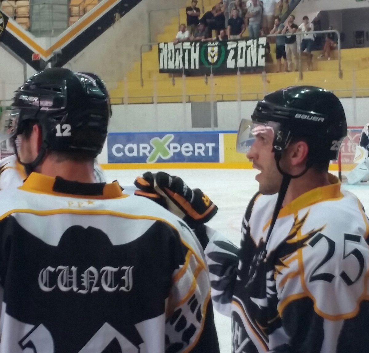IlSala1972's tweet photo. #Cunti @Lappy14 @OfficialHCL #Resega #Lugano #IceHockey @FuorigiocoTV @Teleticino https://t.co/2Xsbq1D3lZ