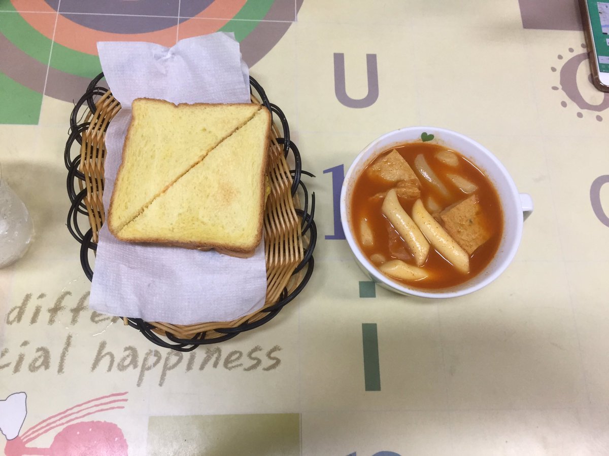 butterymoon's tweet photo. 초등학교 때 학교 앞에서 사먹던 떡볶이 맛이다. 토스트와 달달한 국물떡볶이 @ 떡반 https://t.co/nwCik8x0Xg