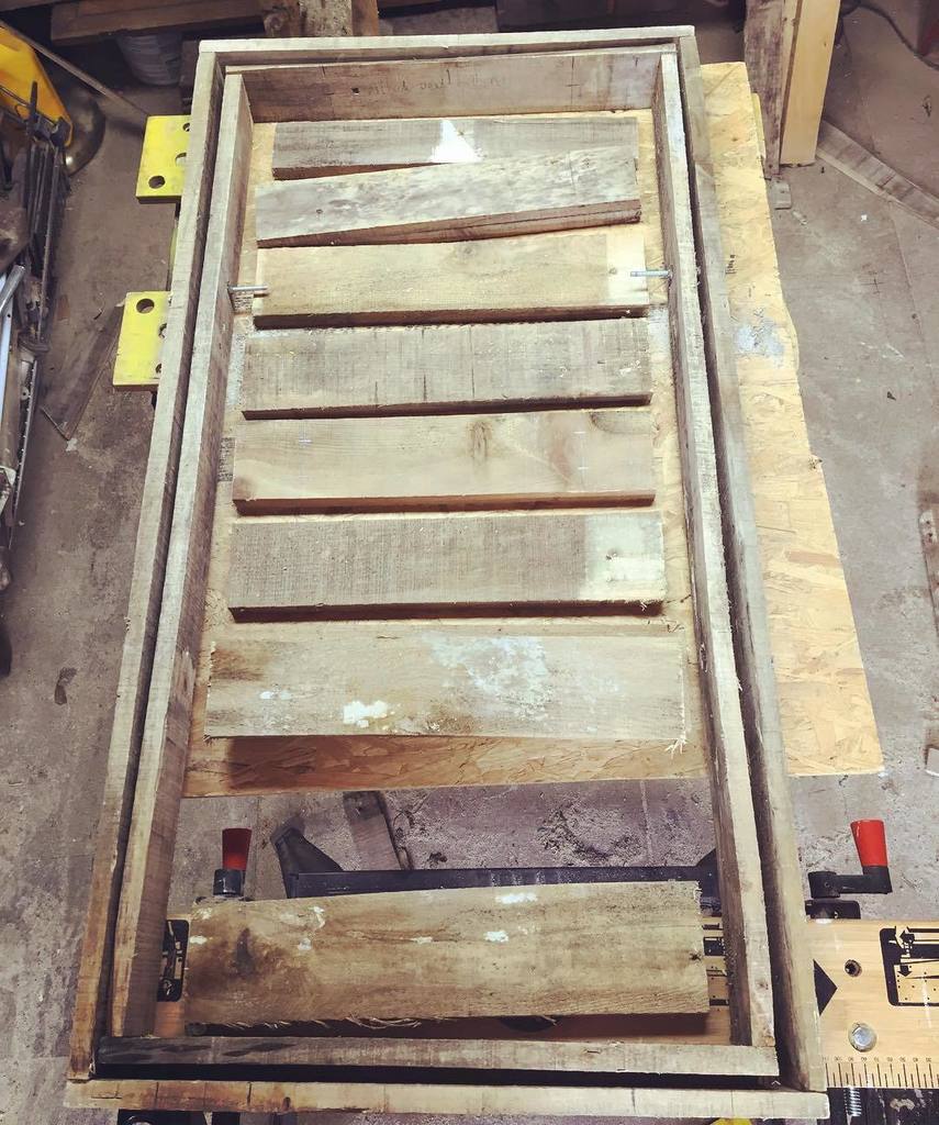 CharisWilliams's tweet photo. Bet you can't guess what this is gonna be?! #sundaybuild #palletbuild #palletsagain #yesanotherpalletproject #pall… https://t.co/WL44nF9aCl https://t.co/UEpR3hEm12
