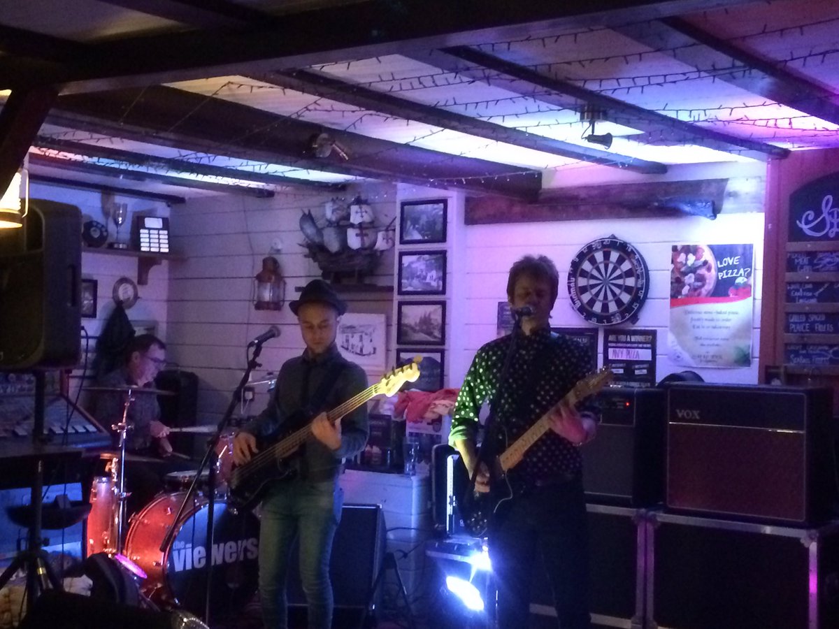 ViewersBand's tweet photo. Gr8 nite #ShipInnPolperro #warmwelcome #torrentialrain #warmpub #coolmusic #dancing #Cornwall #cuallinDecember https://t.co/Ui4xAHBAqq