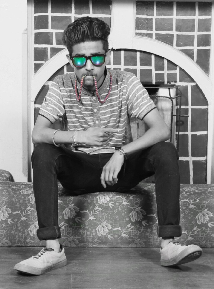 Dubstepper29's tweet photo. हीरे_मोती_और जेवरात_तो_सेठ_लोग पहनते है..!!#हम_तो 💀* *#भोले_के_भक्त_है इसीलिए "रुद्वाक्ष"  पहनते_है..!!*जय_महाकाल https://t.co/QVUX8TKyF1