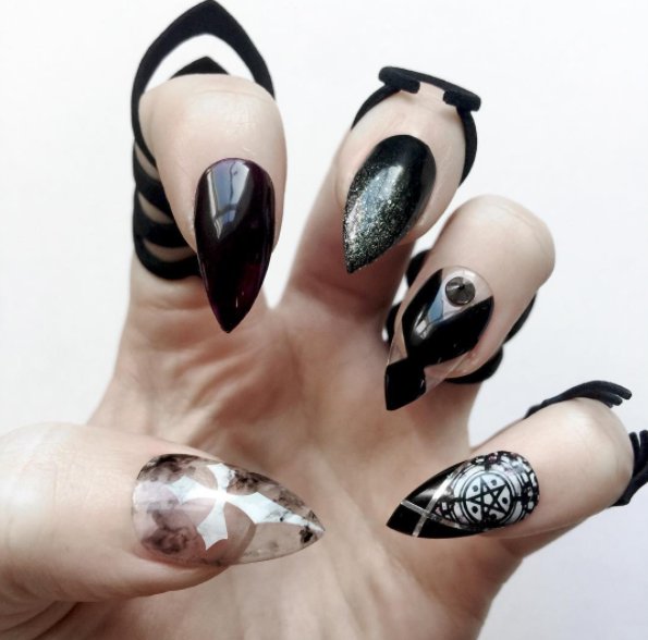 BOHEMnails's tweet photo. https://t.co/CyvRgEtTBC
#Pretty nail #designs for the fans of #black nails polish! https://t.co/nSiGIKs65O