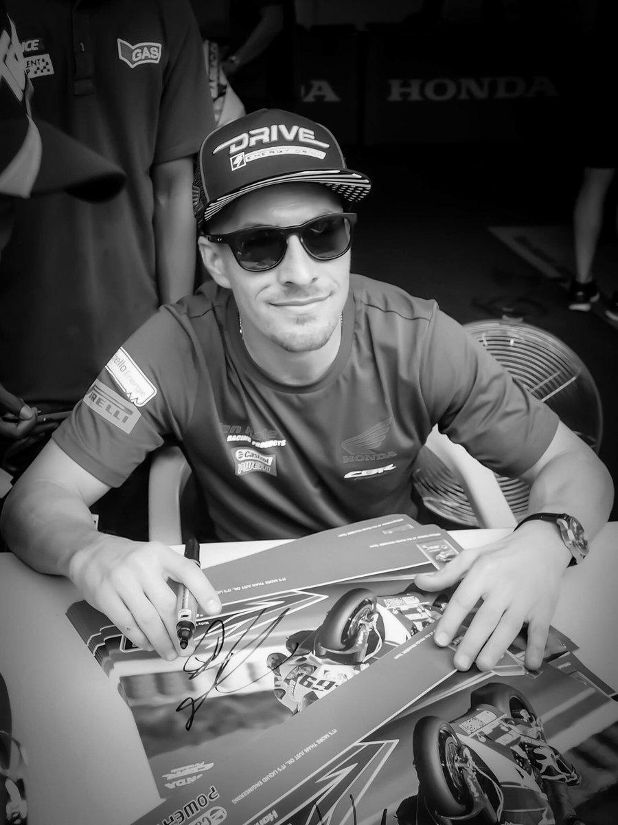 RenaJ76's tweet photo. I'm proud to share the same birth day as @NickyHayden!! Happy Birthday to us!! 🎉🎉🎂🎉🎉
#RideOnKentuckyKid 
My own 📷from 2016 WSBK Sepang!! https://t.co/g83ASNLMD0