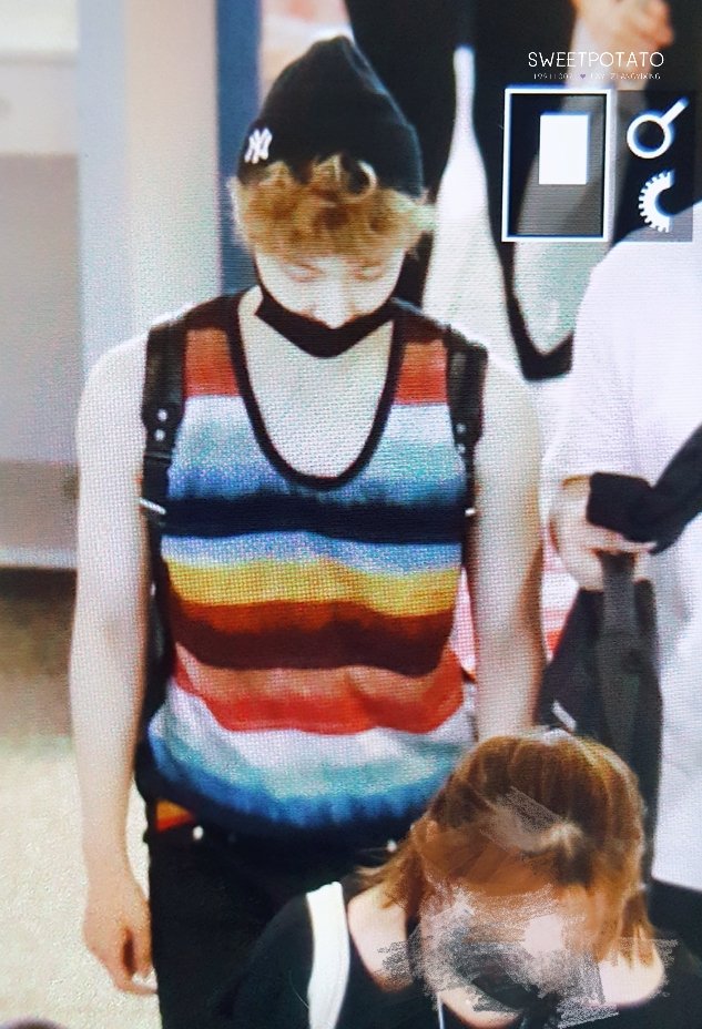 SWEETPOTATO1007's tweet photo. 170730 #EXO #레이 인천공장 출국 #LAY 💕 https://t.co/SgKfhpJfw1