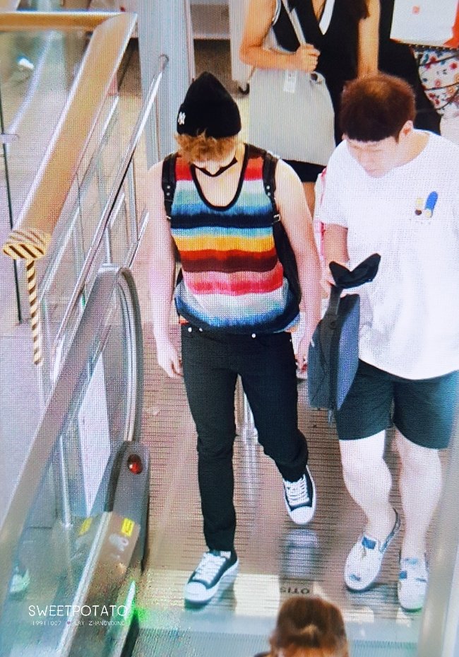 SWEETPOTATO1007's tweet photo. 170730 #EXO #레이 인천공장 출국 #LAY 💕 https://t.co/SgKfhpJfw1