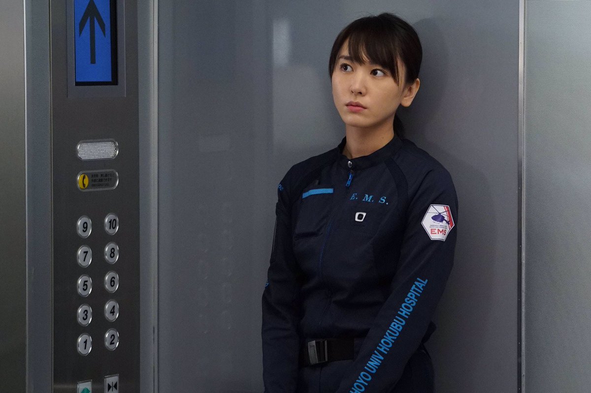 新垣結衣さん着用❗️ ルシェルブルー ケープ ブラウス コードブルー第2話 | TaBlog - 楽天ブログ