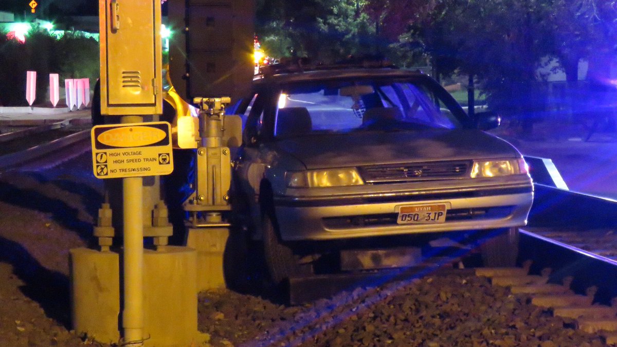 SLCScanner's tweet photo. @RideUTA 1300 S #Ballpark This happens all the time in this very same place. Lucky it wasn't Monday morning commute. #PossibleDUI https://t.co/hB4pxmoxJB