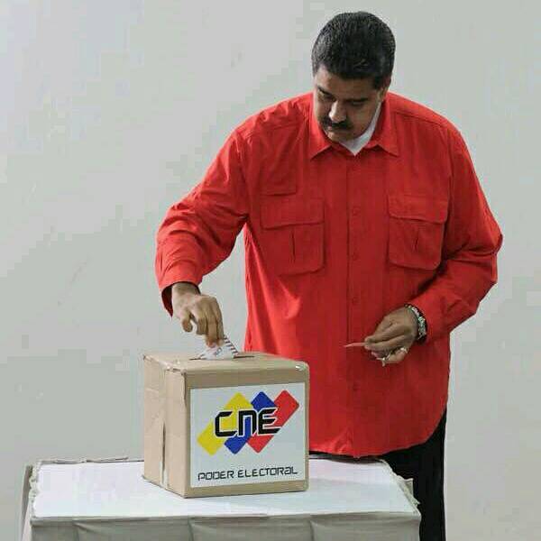 TiberioPSUV's tweet photo. Ya nuestro presidente @NicolasMaduro nos dio un ejemplo de paz al ejercer su derecho al voto desde temprano. Salgamos todos a vencer juntos. https://t.co/RjFoe1ofLd