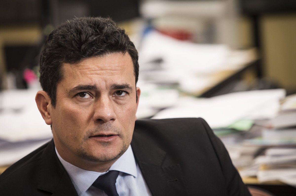 folha's tweet image. Políticos não têm interesse em combater a corrupção, diz Moro bit.ly/2hdl0Fy