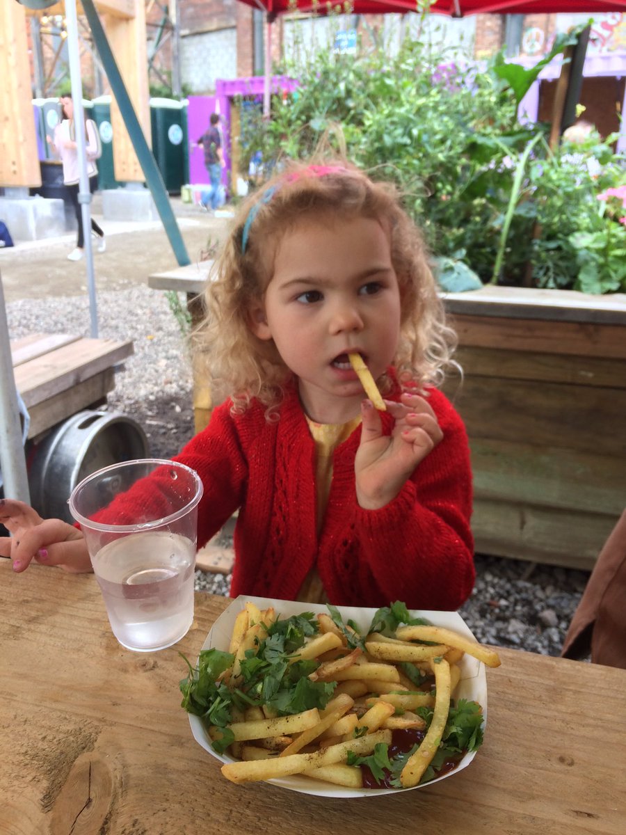 Vegan and Veggy food love with #PlantPoweredSunday <a href="/MayfieldMCR/">Mayfield</a> with <a href="/GRUBMCR/">GRUB</a>. Kids will always eat chips.