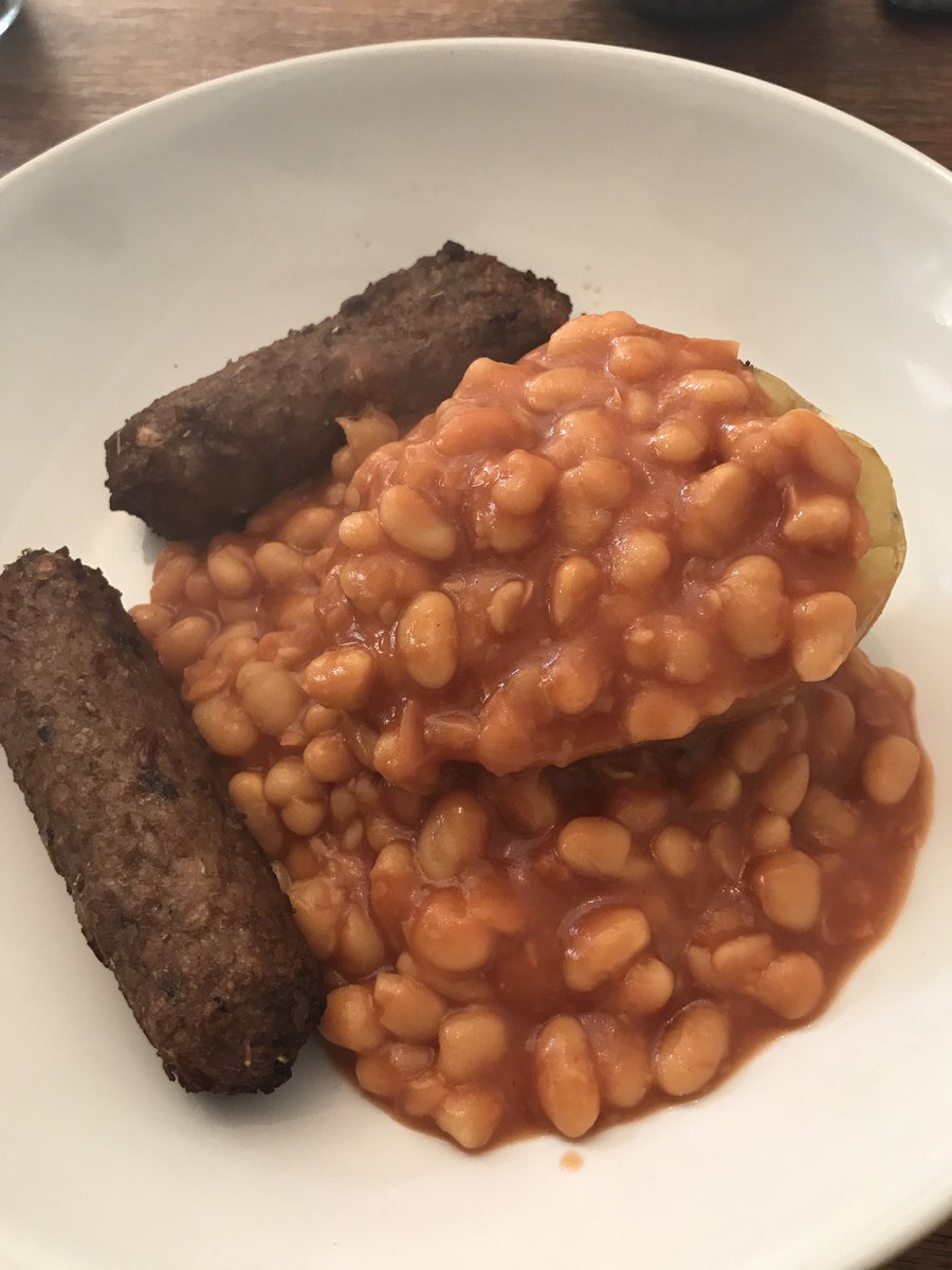 SWfoodie2016's tweet photo. Hit 1/2st loss today 😆 Celebrating w/ free lunch of jacket potato, beans and veggie sausage! So good 😋 #synfree #comfortfood #slimmingworld https://t.co/qCSXV5gpeA