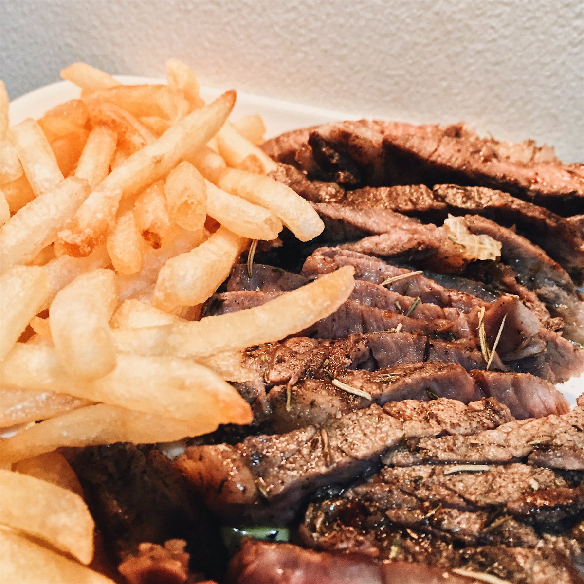 ashleyyeee_'s tweet photo. Ribeye steak w/ fries for tonight 🐼 #ChefPanda https://t.co/W5ScCQABOb