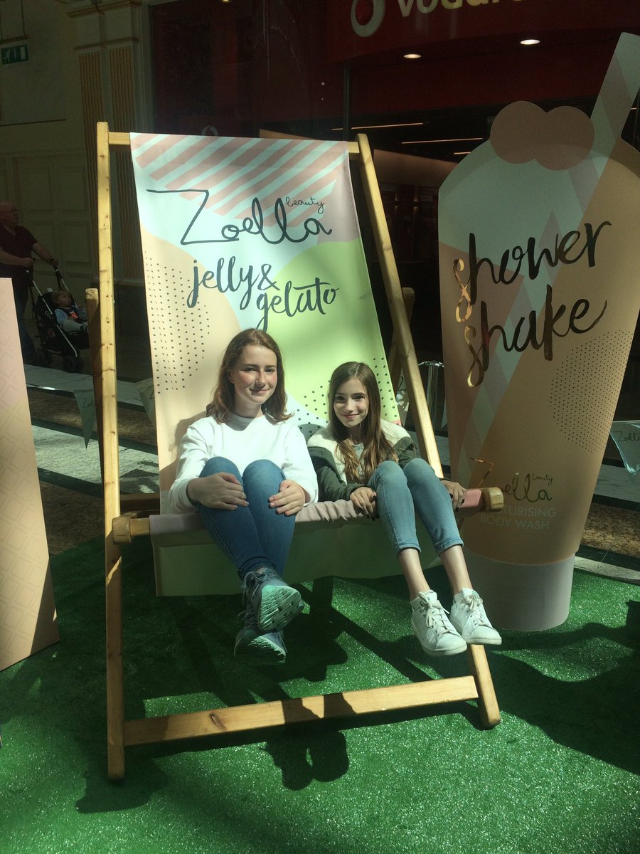 Ali3iaa_'s tweet photo. @zoella we found the pop up shop in the Trafford centre :)) #JellyAndGelato https://t.co/nYtFYYEfYE