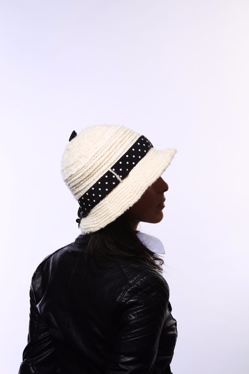 Think_Hats's tweet photo. handcrafted
mille bulles blanches  !#thinkhats# https://t.co/zLovVKm030