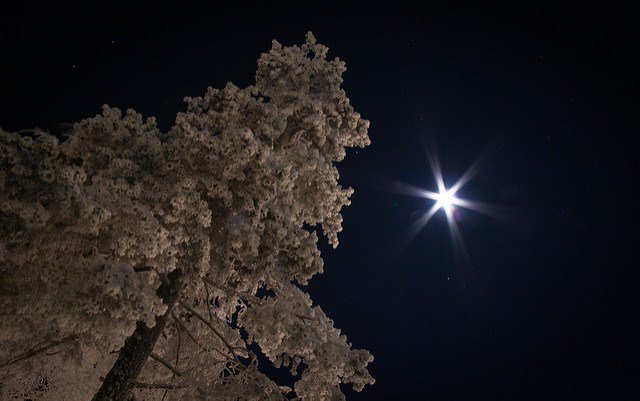 Огонек вдалеке. Одинокий космос. Луч маяка в темноте. Звезда горит во тьме. Звезда горит во тьме.